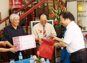 Lãnh đạo Quốc hội và Bộ Lao động- Thương binh và Xã hội thăm và tặng quà các gia đình chính sách tại tỉnh Lạng Sơn