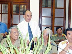 Thứ trưởng Bùi Hồng Lĩnh tiếp Đoàn đại biểu Câu lạc bộ Văn hoá cựu chiến binh, thương binh thành phố Hà Nội