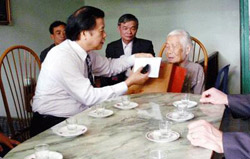Thứ trưởng Thường trực Đàm Hữu Đắc thăm và tặng quà đối tượng chính sách tại tỉnh Hưng Yên