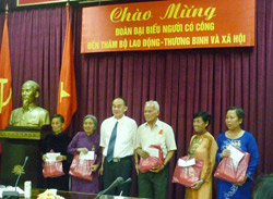 Thứ trưởng Bùi Hồng Lĩnh tiếp thân mật 44 đại biểu người có công tỉnh Cà Mau