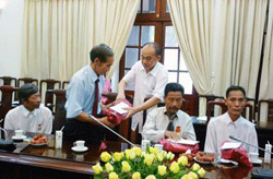 Thứ trưởng Bùi Hồng Lĩnh tiếp thân mật Đoàn đại biểu tù chính trị tỉnh Kon Tum