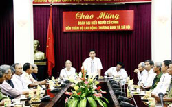Lãnh đạo Cục Người tiếp thân mật Đoàn người có công tỉnh Đắk Nông