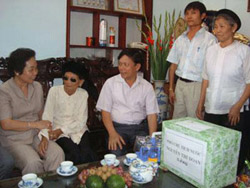 Phó Chủ tịch nước Nguyễn Thị Doan thăm TT Điều dưỡng thương binh Thuận Thành