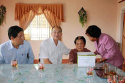 Thứ trưởng Bùi Hồng Lĩnh thăm và tặng quà cho các gia đình chính sách tại huyện Nhơn Trạch