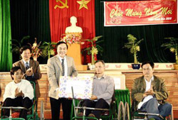 Thăm và tặng quà Trung tâm Điều dưỡng Thương binh Thuận Thành