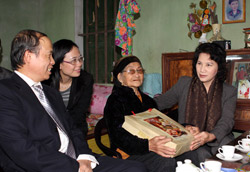 Bộ trưởng Nguyễn Thị Kim Ngân thăm, chúc tết gia đình chính sách Người có công tỉnh Hải Dương