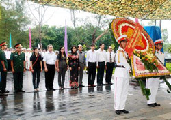 Bộ trưởng Nguyễn Thị Kim Ngân dự lễ truy điệu và an táng hài cốt liệt sĩ hy sinh ở Campuchia