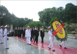 Tưởng niệm các anh hùng liệt sĩ và vào Lăng viếng Chủ tịch Hồ Chí Minh