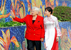 Họa sỹ Ana Tzarev mang “sắc hoa” đến mừng Hà Nội 1000 năm tuổi