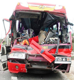 Xe tải hỏng đỗ giữa đường gây tai nạn chết người