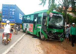 Xe container đâm xe buýt, 15 người bị thương