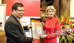 Trao tặng bản Nghị quyết UNESCO tôn vinh Chủ tịch Hồ Chí Minh