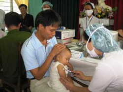 Bắt đầu chiến dịch tiêm bổ sung vắc- xin sởi cho 7,5 triệu trẻ em trong cả nước