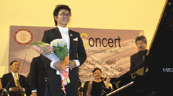 Tuấn Mạnh độc tấu trong dàn nhạc Asean