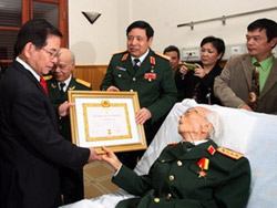 Trao tặng Đại tướng Võ Nguyên Giáp Huy hiệu 70 năm tuổi Đảng