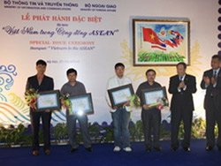 Bộ tem đặc biệt “Việt Nam trong cộng đồng ASEAN”