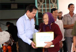 Chủ tịch nước thăm đồng bào vùng lũ lụt Ninh Thuận