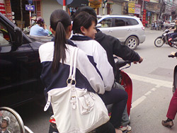 Cần xử lý nghiêm học sinh đi xe máy tới trường