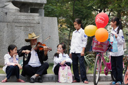 'Nghệ sĩ đường phố' chơi violon ở Hà Nội