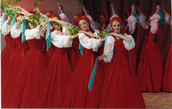 Đoàn ca múa “Bạch Dương” biểu diễn trong 