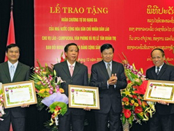 Lào tặng Huân chương cho Ban Đối ngoại Trung ương