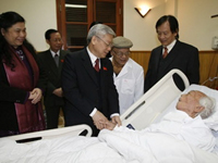 Chủ tịch Quốc hội thăm Đại tướng Võ Nguyên Giáp