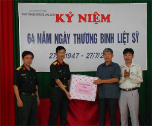 Bộ Quốc phòng tặng quà Trung tâm điều dưỡng thương binh Lạng Giang