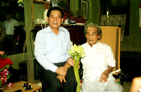 Chủ tịch nước Nguyễn Minh Triết thăm, chúc mừng nhà văn thương binh nặng Sơn Tùng