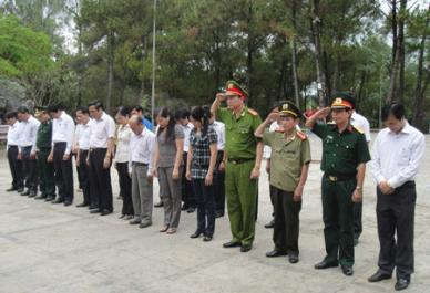 Lãnh đạo tỉnh Hà Tĩnh dâng hương tưởng niệm các liệt sỹ tại Nghĩa trang Trường Sơn và Nghĩa trang đường 9
