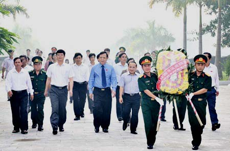 Đoàn Ủy ban Thường vụ Quốc hội dâng hương và viếng nghĩa trang liệt sĩ Việt Lào