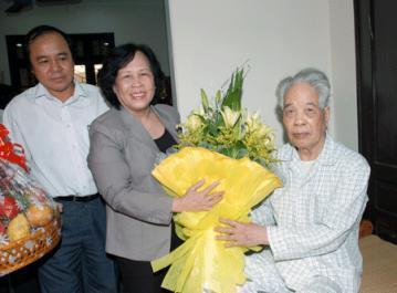 Bộ trưởng Phạm Thị Hải Chuyền thăm, tặng quà nguyên Tổng Bí thư Đỗ Mười