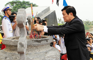 Chủ tịch nước Trương Tấn Sang dâng hương tưởng niệm các liệt sĩ đường Hồ Chí Minh trên biển