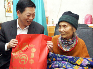 Hà Nội: Tặng quà các đối tượng hưởng chính sách nhân dịp Tết Nhâm Thìn 2012