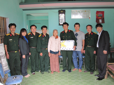 Tặng quà các mẹ Việt Nam anh hùng tại huyện Thăng Bình, Quảng Nam
