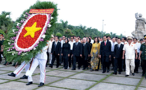 Đoàn đại biểu TPHCM viếng và dâng hương tại nghĩa trang Liệt sĩ