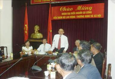 Thứ trưởng Bùi Hồng Lĩnh tiếp thân mật Đoàn đại biểu người có công huyện Núi Thành, tỉnh Quảng Nam