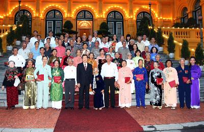 Chủ tịch nước gặp gỡ Đoàn đại biểu cựu tù chính trị và cựu tù binh quận Bình Tân