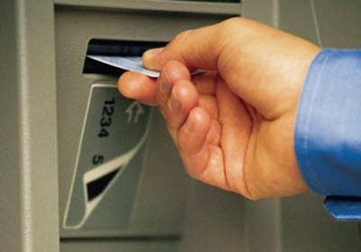 Chưa thu phí rút tiền ATM nội mạng trong năm nay
